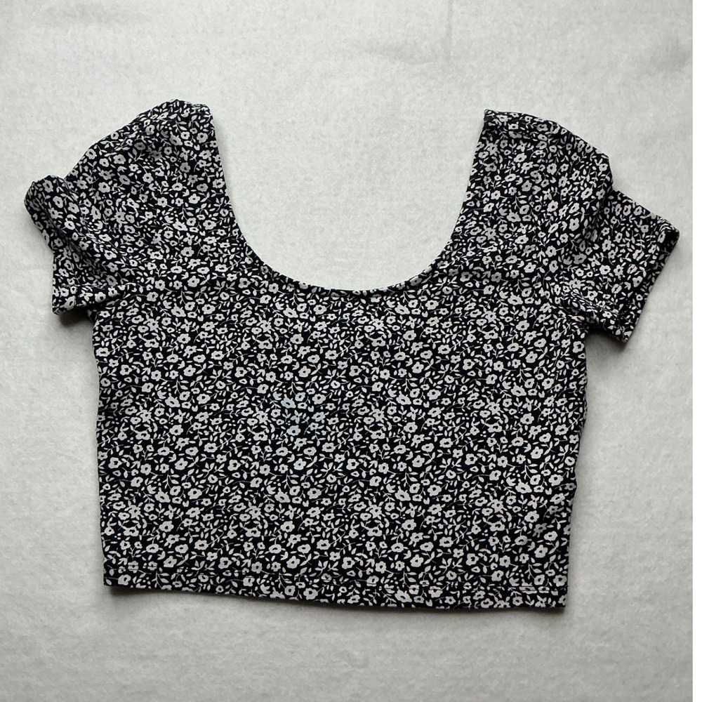 H&M Divided Black White Floral Crop Top Short Sleeve Scoop Neck Size M